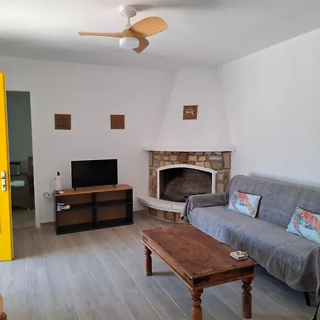 Myrto Yellow House بيت للعطل