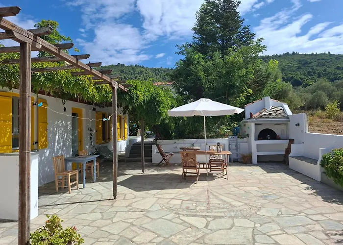 Myrto Yellow House * Stafylos