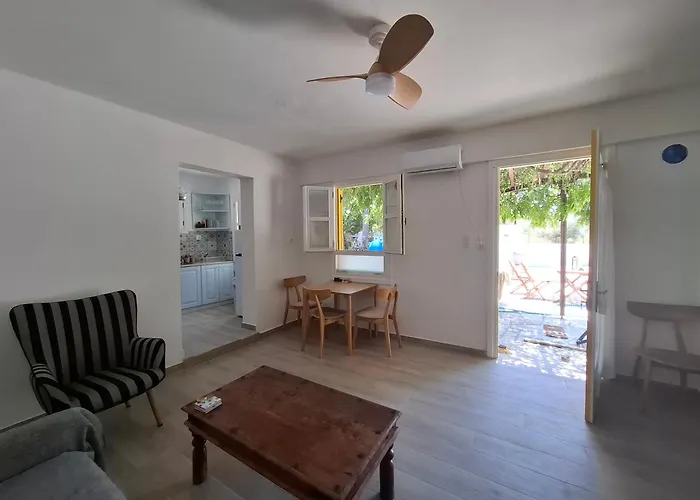 Myrto Yellow House * Stafylos